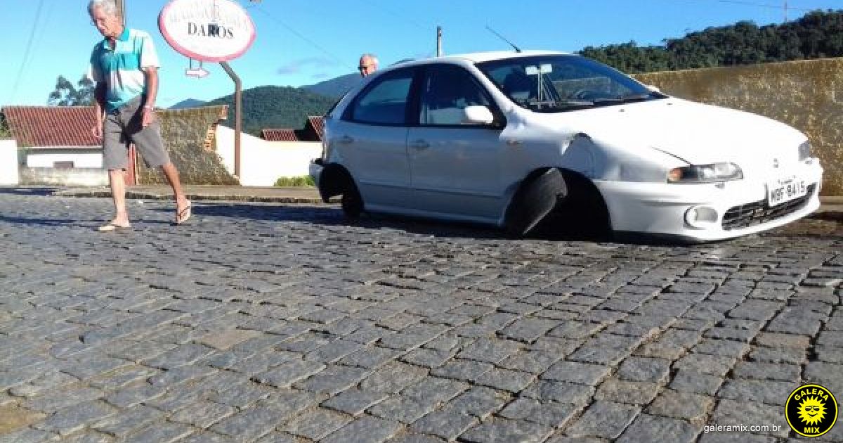 Jovem perde controle de automóvel e colide muro em Nova Trento