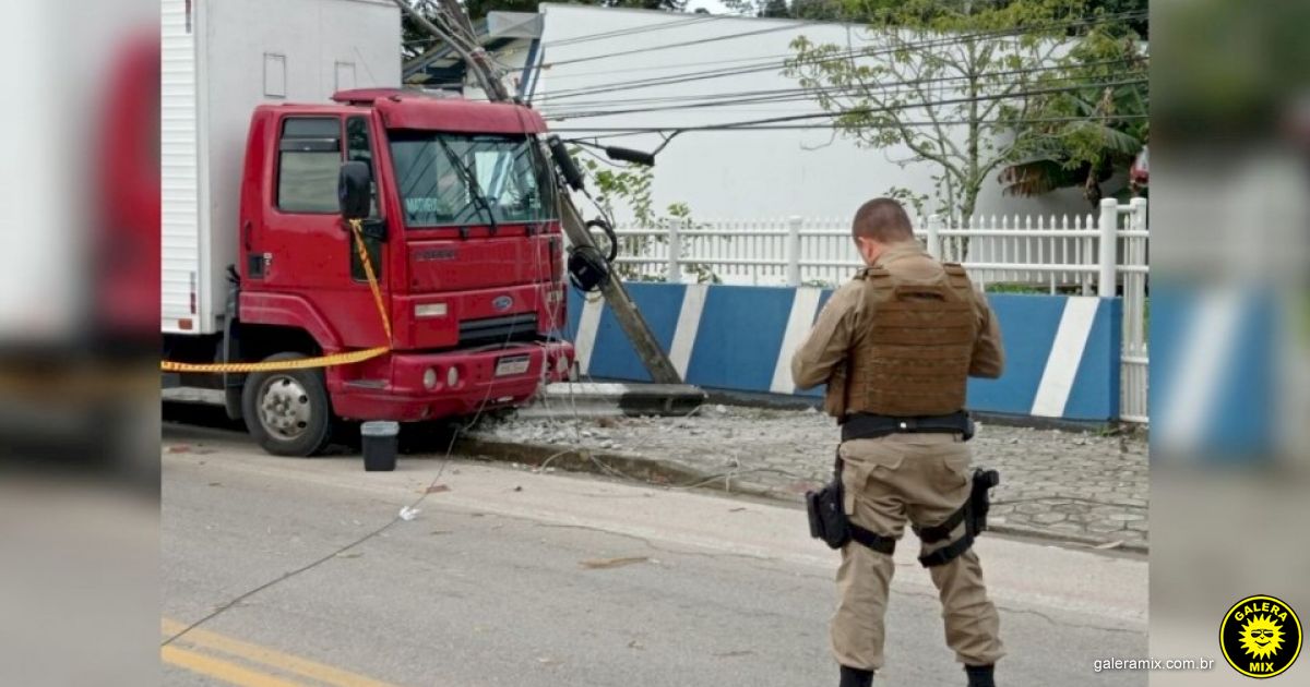 Motorista Morre Ap S Sofrer Infarto E Colidir Contra Poste Em Porto