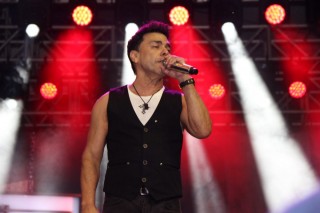 
                        <a style='margin-left: 5px;' class='btn btn-xs btn-social btn-facebook' href='https://www.facebook.com/sharer/sharer.php?u=https://galeramix.com.br/imagem/a162/800-800-90/conteudo/site_galerias/162/tijufest-2025-zeze-di-camargo-1.jpg' rel='popup' data-width='500' data-height='400'><i class='fa fa-facebook'></i>Compartilhar <span class='hidden-xs'>no Facebook</span>
                    </a> 
                    <a class='btn btn-default btn-xs' target='_blank' href='imagem/a162/800-800-90/conteudo/site_galerias/162/tijufest-2025-zeze-di-camargo-1.jpg'>
                        <span class='glyphicon glyphicon-cloud-download'></span> Salvar
                    </a>
                    