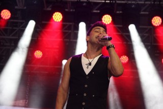 
            <a style='margin-left: 5px;' class='btn btn-xs btn-social btn-facebook' href='https://www.facebook.com/sharer/sharer.php?u=https://galeramix.com.br/imagem/a162/800-800-90/conteudo/site_galerias/162/tijufest-2025-zeze-di-camargo-101.jpg' rel='popup' data-width='500' data-height='400'><i class='fa fa-facebook'></i>Compartilhar <span class='hidden-xs'>no Facebook</span>
        </a> 
        <a class='btn btn-default btn-xs' target='_blank' href='imagem/a162/800-800-90/conteudo/site_galerias/162/tijufest-2025-zeze-di-camargo-101.jpg'>
            <span class='glyphicon glyphicon-cloud-download'></span> Salvar
        </a>
        