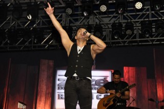 
        <a style='margin-left: 5px;' class='btn btn-xs btn-social btn-facebook' href='https://www.facebook.com/sharer/sharer.php?u=https://galeramix.com.br/imagem/a162/800-800-90/conteudo/site_galerias/162/tijufest-2025-zeze-di-camargo-102.jpg' rel='popup' data-width='500' data-height='400'><i class='fa fa-facebook'></i>Compartilhar <span class='hidden-xs'>no Facebook</span>
    </a> 
    <a class='btn btn-default btn-xs' target='_blank' href='imagem/a162/800-800-90/conteudo/site_galerias/162/tijufest-2025-zeze-di-camargo-102.jpg'>
        <span class='glyphicon glyphicon-cloud-download'></span> Salvar
    </a>
    