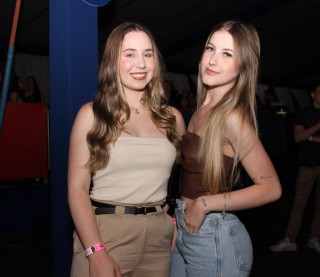 
<a style='margin-left: 5px;' class='btn btn-xs btn-social btn-facebook' href='https://www.facebook.com/sharer/sharer.php?u=https://galeramix.com.br/imagem/a162/800-800-90/conteudo/site_galerias/162/tijufest-2025-zeze-di-camargo-13.jpg' rel='popup' data-width='500' data-height='400'><i class='fa fa-facebook'></i>Compartilhar <span class='hidden-xs'>no Facebook</span>
</a> 
<a class='btn btn-default btn-xs' target='_blank' href='imagem/a162/800-800-90/conteudo/site_galerias/162/tijufest-2025-zeze-di-camargo-13.jpg'>
<span class='glyphicon glyphicon-cloud-download'></span> Salvar
</a>
