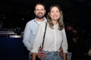 
<a style='margin-left: 5px;' class='btn btn-xs btn-social btn-facebook' href='https://www.facebook.com/sharer/sharer.php?u=https://galeramix.com.br/imagem/a162/800-800-90/conteudo/site_galerias/162/tijufest-2025-zeze-di-camargo-19.jpg' rel='popup' data-width='500' data-height='400'><i class='fa fa-facebook'></i>Compartilhar <span class='hidden-xs'>no Facebook</span>
</a> 
<a class='btn btn-default btn-xs' target='_blank' href='imagem/a162/800-800-90/conteudo/site_galerias/162/tijufest-2025-zeze-di-camargo-19.jpg'>
<span class='glyphicon glyphicon-cloud-download'></span> Salvar
</a>
