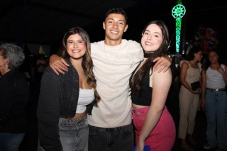 
<a style='margin-left: 5px;' class='btn btn-xs btn-social btn-facebook' href='https://www.facebook.com/sharer/sharer.php?u=https://galeramix.com.br/imagem/a162/800-800-90/conteudo/site_galerias/162/tijufest-2025-zeze-di-camargo-45.jpg' rel='popup' data-width='500' data-height='400'><i class='fa fa-facebook'></i>Compartilhar <span class='hidden-xs'>no Facebook</span>
</a> 
<a class='btn btn-default btn-xs' target='_blank' href='imagem/a162/800-800-90/conteudo/site_galerias/162/tijufest-2025-zeze-di-camargo-45.jpg'>
<span class='glyphicon glyphicon-cloud-download'></span> Salvar
</a>
