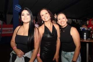 
<a style='margin-left: 5px;' class='btn btn-xs btn-social btn-facebook' href='https://www.facebook.com/sharer/sharer.php?u=https://galeramix.com.br/imagem/a162/800-800-90/conteudo/site_galerias/162/tijufest-2025-zeze-di-camargo-5.jpg' rel='popup' data-width='500' data-height='400'><i class='fa fa-facebook'></i>Compartilhar <span class='hidden-xs'>no Facebook</span>
</a> 
<a class='btn btn-default btn-xs' target='_blank' href='imagem/a162/800-800-90/conteudo/site_galerias/162/tijufest-2025-zeze-di-camargo-5.jpg'>
<span class='glyphicon glyphicon-cloud-download'></span> Salvar
</a>
