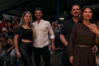 
<a style='margin-left: 5px;' class='btn btn-xs btn-social btn-facebook' href='https://www.facebook.com/sharer/sharer.php?u=https://galeramix.com.br/imagem/a162/800-800-90/conteudo/site_galerias/162/tijufest-2025-zeze-di-camargo-58.jpg' rel='popup' data-width='500' data-height='400'><i class='fa fa-facebook'></i>Compartilhar <span class='hidden-xs'>no Facebook</span>
</a> 
<a class='btn btn-default btn-xs' target='_blank' href='imagem/a162/800-800-90/conteudo/site_galerias/162/tijufest-2025-zeze-di-camargo-58.jpg'>
<span class='glyphicon glyphicon-cloud-download'></span> Salvar
</a>
