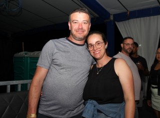 
<a style='margin-left: 5px;' class='btn btn-xs btn-social btn-facebook' href='https://www.facebook.com/sharer/sharer.php?u=https://galeramix.com.br/imagem/a162/800-800-90/conteudo/site_galerias/162/tijufest-2025-zeze-di-camargo-64.jpg' rel='popup' data-width='500' data-height='400'><i class='fa fa-facebook'></i>Compartilhar <span class='hidden-xs'>no Facebook</span>
</a> 
<a class='btn btn-default btn-xs' target='_blank' href='imagem/a162/800-800-90/conteudo/site_galerias/162/tijufest-2025-zeze-di-camargo-64.jpg'>
<span class='glyphicon glyphicon-cloud-download'></span> Salvar
</a>
