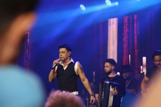 
<a style='margin-left: 5px;' class='btn btn-xs btn-social btn-facebook' href='https://www.facebook.com/sharer/sharer.php?u=https://galeramix.com.br/imagem/a162/800-800-90/conteudo/site_galerias/162/tijufest-2025-zeze-di-camargo-87.jpg' rel='popup' data-width='500' data-height='400'><i class='fa fa-facebook'></i>Compartilhar <span class='hidden-xs'>no Facebook</span>
</a> 
<a class='btn btn-default btn-xs' target='_blank' href='imagem/a162/800-800-90/conteudo/site_galerias/162/tijufest-2025-zeze-di-camargo-87.jpg'>
<span class='glyphicon glyphicon-cloud-download'></span> Salvar
</a>
