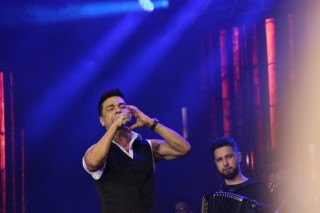 
<a style='margin-left: 5px;' class='btn btn-xs btn-social btn-facebook' href='https://www.facebook.com/sharer/sharer.php?u=https://galeramix.com.br/imagem/a162/800-800-90/conteudo/site_galerias/162/tijufest-2025-zeze-di-camargo-88.jpg' rel='popup' data-width='500' data-height='400'><i class='fa fa-facebook'></i>Compartilhar <span class='hidden-xs'>no Facebook</span>
</a> 
<a class='btn btn-default btn-xs' target='_blank' href='imagem/a162/800-800-90/conteudo/site_galerias/162/tijufest-2025-zeze-di-camargo-88.jpg'>
<span class='glyphicon glyphicon-cloud-download'></span> Salvar
</a>
