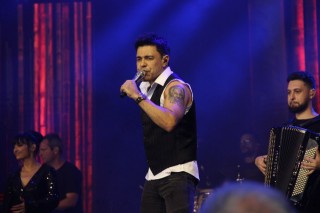 
<a style='margin-left: 5px;' class='btn btn-xs btn-social btn-facebook' href='https://www.facebook.com/sharer/sharer.php?u=https://galeramix.com.br/imagem/a162/800-800-90/conteudo/site_galerias/162/tijufest-2025-zeze-di-camargo-89.jpg' rel='popup' data-width='500' data-height='400'><i class='fa fa-facebook'></i>Compartilhar <span class='hidden-xs'>no Facebook</span>
</a> 
<a class='btn btn-default btn-xs' target='_blank' href='imagem/a162/800-800-90/conteudo/site_galerias/162/tijufest-2025-zeze-di-camargo-89.jpg'>
<span class='glyphicon glyphicon-cloud-download'></span> Salvar
</a>
