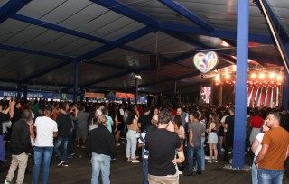 
<a style='margin-left: 5px;' class='btn btn-xs btn-social btn-facebook' href='https://www.facebook.com/sharer/sharer.php?u=https://galeramix.com.br/imagem/a162/800-800-90/conteudo/site_galerias/162/tijufest-2025-zeze-di-camargo-90.jpg' rel='popup' data-width='500' data-height='400'><i class='fa fa-facebook'></i>Compartilhar <span class='hidden-xs'>no Facebook</span>
</a> 
<a class='btn btn-default btn-xs' target='_blank' href='imagem/a162/800-800-90/conteudo/site_galerias/162/tijufest-2025-zeze-di-camargo-90.jpg'>
<span class='glyphicon glyphicon-cloud-download'></span> Salvar
</a>
