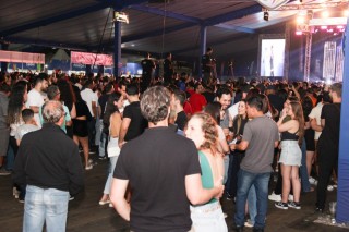 
<a style='margin-left: 5px;' class='btn btn-xs btn-social btn-facebook' href='https://www.facebook.com/sharer/sharer.php?u=https://galeramix.com.br/imagem/a162/800-800-90/conteudo/site_galerias/162/tijufest-2025-zeze-di-camargo-91.jpg' rel='popup' data-width='500' data-height='400'><i class='fa fa-facebook'></i>Compartilhar <span class='hidden-xs'>no Facebook</span>
</a> 
<a class='btn btn-default btn-xs' target='_blank' href='imagem/a162/800-800-90/conteudo/site_galerias/162/tijufest-2025-zeze-di-camargo-91.jpg'>
<span class='glyphicon glyphicon-cloud-download'></span> Salvar
</a>
