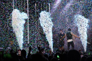 
<a style='margin-left: 5px;' class='btn btn-xs btn-social btn-facebook' href='https://www.facebook.com/sharer/sharer.php?u=https://galeramix.com.br/imagem/a162/800-800-90/conteudo/site_galerias/162/tijufest-2025-zeze-di-camargo-96.jpg' rel='popup' data-width='500' data-height='400'><i class='fa fa-facebook'></i>Compartilhar <span class='hidden-xs'>no Facebook</span>
</a> 
<a class='btn btn-default btn-xs' target='_blank' href='imagem/a162/800-800-90/conteudo/site_galerias/162/tijufest-2025-zeze-di-camargo-96.jpg'>
<span class='glyphicon glyphicon-cloud-download'></span> Salvar
</a>
