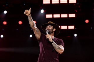 
                                    <a style='margin-left: 5px;' class='btn btn-xs btn-social btn-facebook' href='https://www.facebook.com/sharer/sharer.php?u=https://galeramix.com.br/imagem/a163/800-800-90/conteudo/site_galerias/163/00000000000000000000000000000000000000-gustavo-lima-costelaco-jr-seco.jpg' rel='popup' data-width='500' data-height='400'><i class='fa fa-facebook'></i>Compartilhar <span class='hidden-xs'>no Facebook</span>
                                </a> 
                                <a class='btn btn-default btn-xs' target='_blank' href='imagem/a163/800-800-90/conteudo/site_galerias/163/00000000000000000000000000000000000000-gustavo-lima-costelaco-jr-seco.jpg'>
                                    <span class='glyphicon glyphicon-cloud-download'></span> Salvar
                                </a>
                                