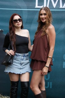 
<a style='margin-left: 5px;' class='btn btn-xs btn-social btn-facebook' href='https://www.facebook.com/sharer/sharer.php?u=https://galeramix.com.br/imagem/a163/800-800-90/conteudo/site_galerias/163/gustavo-lima-costelaco-junior-seco-galeramix-1.jpg' rel='popup' data-width='500' data-height='400'><i class='fa fa-facebook'></i>Compartilhar <span class='hidden-xs'>no Facebook</span>
</a> 
<a class='btn btn-default btn-xs' target='_blank' href='imagem/a163/800-800-90/conteudo/site_galerias/163/gustavo-lima-costelaco-junior-seco-galeramix-1.jpg'>
<span class='glyphicon glyphicon-cloud-download'></span> Salvar
</a>
