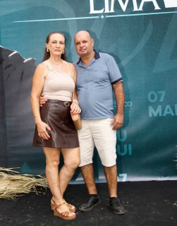 
<a style='margin-left: 5px;' class='btn btn-xs btn-social btn-facebook' href='https://www.facebook.com/sharer/sharer.php?u=https://galeramix.com.br/imagem/a163/800-800-90/conteudo/site_galerias/163/gustavo-lima-costelaco-junior-seco-galeramix-119.jpg' rel='popup' data-width='500' data-height='400'><i class='fa fa-facebook'></i>Compartilhar <span class='hidden-xs'>no Facebook</span>
</a> 
<a class='btn btn-default btn-xs' target='_blank' href='imagem/a163/800-800-90/conteudo/site_galerias/163/gustavo-lima-costelaco-junior-seco-galeramix-119.jpg'>
<span class='glyphicon glyphicon-cloud-download'></span> Salvar
</a>
