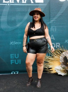 
<a style='margin-left: 5px;' class='btn btn-xs btn-social btn-facebook' href='https://www.facebook.com/sharer/sharer.php?u=https://galeramix.com.br/imagem/a163/800-800-90/conteudo/site_galerias/163/gustavo-lima-costelaco-junior-seco-galeramix-134.jpg' rel='popup' data-width='500' data-height='400'><i class='fa fa-facebook'></i>Compartilhar <span class='hidden-xs'>no Facebook</span>
</a> 
<a class='btn btn-default btn-xs' target='_blank' href='imagem/a163/800-800-90/conteudo/site_galerias/163/gustavo-lima-costelaco-junior-seco-galeramix-134.jpg'>
<span class='glyphicon glyphicon-cloud-download'></span> Salvar
</a>
