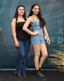 
<a style='margin-left: 5px;' class='btn btn-xs btn-social btn-facebook' href='https://www.facebook.com/sharer/sharer.php?u=https://galeramix.com.br/imagem/a163/800-800-90/conteudo/site_galerias/163/gustavo-lima-costelaco-junior-seco-galeramix-154.jpg' rel='popup' data-width='500' data-height='400'><i class='fa fa-facebook'></i>Compartilhar <span class='hidden-xs'>no Facebook</span>
</a> 
<a class='btn btn-default btn-xs' target='_blank' href='imagem/a163/800-800-90/conteudo/site_galerias/163/gustavo-lima-costelaco-junior-seco-galeramix-154.jpg'>
<span class='glyphicon glyphicon-cloud-download'></span> Salvar
</a>
