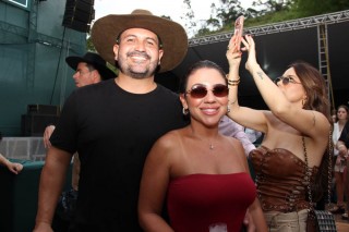 
<a style='margin-left: 5px;' class='btn btn-xs btn-social btn-facebook' href='https://www.facebook.com/sharer/sharer.php?u=https://galeramix.com.br/imagem/a163/800-800-90/conteudo/site_galerias/163/gustavo-lima-costelaco-junior-seco-galeramix-165.jpg' rel='popup' data-width='500' data-height='400'><i class='fa fa-facebook'></i>Compartilhar <span class='hidden-xs'>no Facebook</span>
</a> 
<a class='btn btn-default btn-xs' target='_blank' href='imagem/a163/800-800-90/conteudo/site_galerias/163/gustavo-lima-costelaco-junior-seco-galeramix-165.jpg'>
<span class='glyphicon glyphicon-cloud-download'></span> Salvar
</a>
