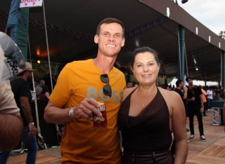 
<a style='margin-left: 5px;' class='btn btn-xs btn-social btn-facebook' href='https://www.facebook.com/sharer/sharer.php?u=https://galeramix.com.br/imagem/a163/800-800-90/conteudo/site_galerias/163/gustavo-lima-costelaco-junior-seco-galeramix-168.jpg' rel='popup' data-width='500' data-height='400'><i class='fa fa-facebook'></i>Compartilhar <span class='hidden-xs'>no Facebook</span>
</a> 
<a class='btn btn-default btn-xs' target='_blank' href='imagem/a163/800-800-90/conteudo/site_galerias/163/gustavo-lima-costelaco-junior-seco-galeramix-168.jpg'>
<span class='glyphicon glyphicon-cloud-download'></span> Salvar
</a>
