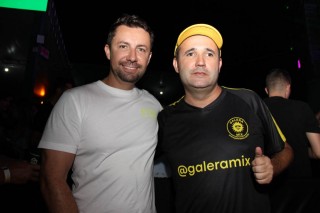 
<a style='margin-left: 5px;' class='btn btn-xs btn-social btn-facebook' href='https://www.facebook.com/sharer/sharer.php?u=https://galeramix.com.br/imagem/a163/800-800-90/conteudo/site_galerias/163/gustavo-lima-costelaco-junior-seco-galeramix-211.jpg' rel='popup' data-width='500' data-height='400'><i class='fa fa-facebook'></i>Compartilhar <span class='hidden-xs'>no Facebook</span>
</a> 
<a class='btn btn-default btn-xs' target='_blank' href='imagem/a163/800-800-90/conteudo/site_galerias/163/gustavo-lima-costelaco-junior-seco-galeramix-211.jpg'>
<span class='glyphicon glyphicon-cloud-download'></span> Salvar
</a>
