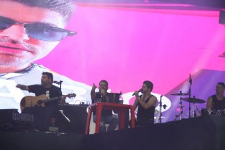 
<a style='margin-left: 5px;' class='btn btn-xs btn-social btn-facebook' href='https://www.facebook.com/sharer/sharer.php?u=https://galeramix.com.br/imagem/a163/800-800-90/conteudo/site_galerias/163/gustavo-lima-costelaco-junior-seco-galeramix-217.jpg' rel='popup' data-width='500' data-height='400'><i class='fa fa-facebook'></i>Compartilhar <span class='hidden-xs'>no Facebook</span>
</a> 
<a class='btn btn-default btn-xs' target='_blank' href='imagem/a163/800-800-90/conteudo/site_galerias/163/gustavo-lima-costelaco-junior-seco-galeramix-217.jpg'>
<span class='glyphicon glyphicon-cloud-download'></span> Salvar
</a>
