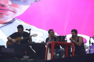 
<a style='margin-left: 5px;' class='btn btn-xs btn-social btn-facebook' href='https://www.facebook.com/sharer/sharer.php?u=https://galeramix.com.br/imagem/a163/800-800-90/conteudo/site_galerias/163/gustavo-lima-costelaco-junior-seco-galeramix-218.jpg' rel='popup' data-width='500' data-height='400'><i class='fa fa-facebook'></i>Compartilhar <span class='hidden-xs'>no Facebook</span>
</a> 
<a class='btn btn-default btn-xs' target='_blank' href='imagem/a163/800-800-90/conteudo/site_galerias/163/gustavo-lima-costelaco-junior-seco-galeramix-218.jpg'>
<span class='glyphicon glyphicon-cloud-download'></span> Salvar
</a>
