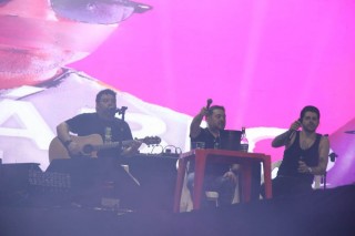 
<a style='margin-left: 5px;' class='btn btn-xs btn-social btn-facebook' href='https://www.facebook.com/sharer/sharer.php?u=https://galeramix.com.br/imagem/a163/800-800-90/conteudo/site_galerias/163/gustavo-lima-costelaco-junior-seco-galeramix-219.jpg' rel='popup' data-width='500' data-height='400'><i class='fa fa-facebook'></i>Compartilhar <span class='hidden-xs'>no Facebook</span>
</a> 
<a class='btn btn-default btn-xs' target='_blank' href='imagem/a163/800-800-90/conteudo/site_galerias/163/gustavo-lima-costelaco-junior-seco-galeramix-219.jpg'>
<span class='glyphicon glyphicon-cloud-download'></span> Salvar
</a>
