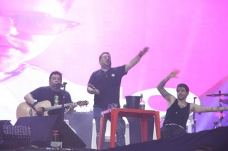 
<a style='margin-left: 5px;' class='btn btn-xs btn-social btn-facebook' href='https://www.facebook.com/sharer/sharer.php?u=https://galeramix.com.br/imagem/a163/800-800-90/conteudo/site_galerias/163/gustavo-lima-costelaco-junior-seco-galeramix-220.jpg' rel='popup' data-width='500' data-height='400'><i class='fa fa-facebook'></i>Compartilhar <span class='hidden-xs'>no Facebook</span>
</a> 
<a class='btn btn-default btn-xs' target='_blank' href='imagem/a163/800-800-90/conteudo/site_galerias/163/gustavo-lima-costelaco-junior-seco-galeramix-220.jpg'>
<span class='glyphicon glyphicon-cloud-download'></span> Salvar
</a>
