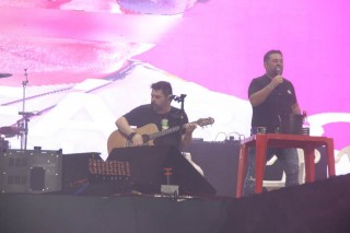 
<a style='margin-left: 5px;' class='btn btn-xs btn-social btn-facebook' href='https://www.facebook.com/sharer/sharer.php?u=https://galeramix.com.br/imagem/a163/800-800-90/conteudo/site_galerias/163/gustavo-lima-costelaco-junior-seco-galeramix-222.jpg' rel='popup' data-width='500' data-height='400'><i class='fa fa-facebook'></i>Compartilhar <span class='hidden-xs'>no Facebook</span>
</a> 
<a class='btn btn-default btn-xs' target='_blank' href='imagem/a163/800-800-90/conteudo/site_galerias/163/gustavo-lima-costelaco-junior-seco-galeramix-222.jpg'>
<span class='glyphicon glyphicon-cloud-download'></span> Salvar
</a>
