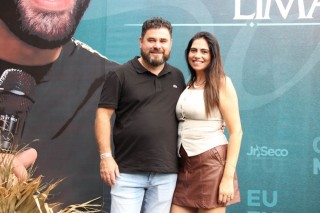 
<a style='margin-left: 5px;' class='btn btn-xs btn-social btn-facebook' href='https://www.facebook.com/sharer/sharer.php?u=https://galeramix.com.br/imagem/a163/800-800-90/conteudo/site_galerias/163/gustavo-lima-costelaco-junior-seco-galeramix-248.jpg' rel='popup' data-width='500' data-height='400'><i class='fa fa-facebook'></i>Compartilhar <span class='hidden-xs'>no Facebook</span>
</a> 
<a class='btn btn-default btn-xs' target='_blank' href='imagem/a163/800-800-90/conteudo/site_galerias/163/gustavo-lima-costelaco-junior-seco-galeramix-248.jpg'>
<span class='glyphicon glyphicon-cloud-download'></span> Salvar
</a>
