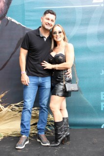 
<a style='margin-left: 5px;' class='btn btn-xs btn-social btn-facebook' href='https://www.facebook.com/sharer/sharer.php?u=https://galeramix.com.br/imagem/a163/800-800-90/conteudo/site_galerias/163/gustavo-lima-costelaco-junior-seco-galeramix-253.jpg' rel='popup' data-width='500' data-height='400'><i class='fa fa-facebook'></i>Compartilhar <span class='hidden-xs'>no Facebook</span>
</a> 
<a class='btn btn-default btn-xs' target='_blank' href='imagem/a163/800-800-90/conteudo/site_galerias/163/gustavo-lima-costelaco-junior-seco-galeramix-253.jpg'>
<span class='glyphicon glyphicon-cloud-download'></span> Salvar
</a>
