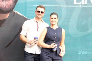 
<a style='margin-left: 5px;' class='btn btn-xs btn-social btn-facebook' href='https://www.facebook.com/sharer/sharer.php?u=https://galeramix.com.br/imagem/a163/800-800-90/conteudo/site_galerias/163/gustavo-lima-costelaco-junior-seco-galeramix-36.jpg' rel='popup' data-width='500' data-height='400'><i class='fa fa-facebook'></i>Compartilhar <span class='hidden-xs'>no Facebook</span>
</a> 
<a class='btn btn-default btn-xs' target='_blank' href='imagem/a163/800-800-90/conteudo/site_galerias/163/gustavo-lima-costelaco-junior-seco-galeramix-36.jpg'>
<span class='glyphicon glyphicon-cloud-download'></span> Salvar
</a>
